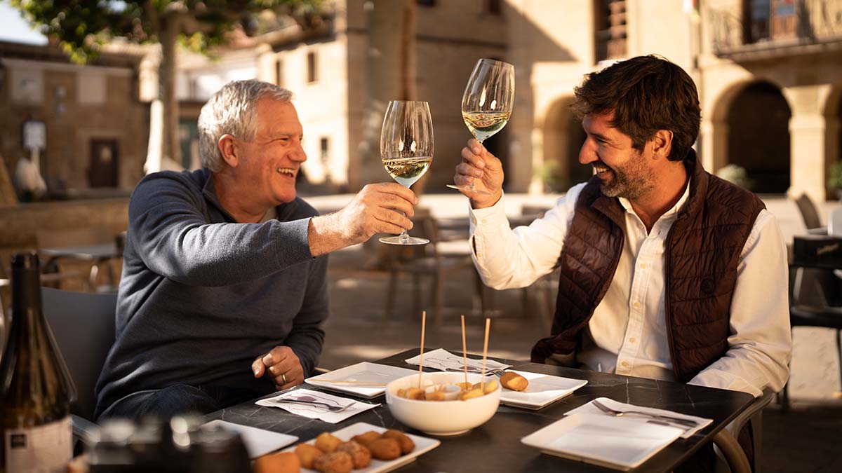 Director of Wine Pierre Mansour sharing a glass of white Rioja with Ricardo Arambarri of Vintae ©drinkinmoderation