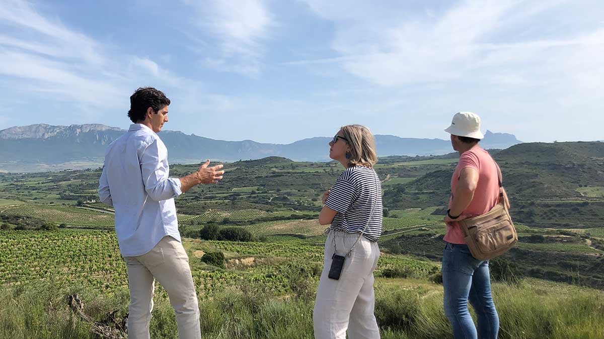 Gonzalo and Jackson, from Cosme Palacio, talking to Harriet about their support for growers