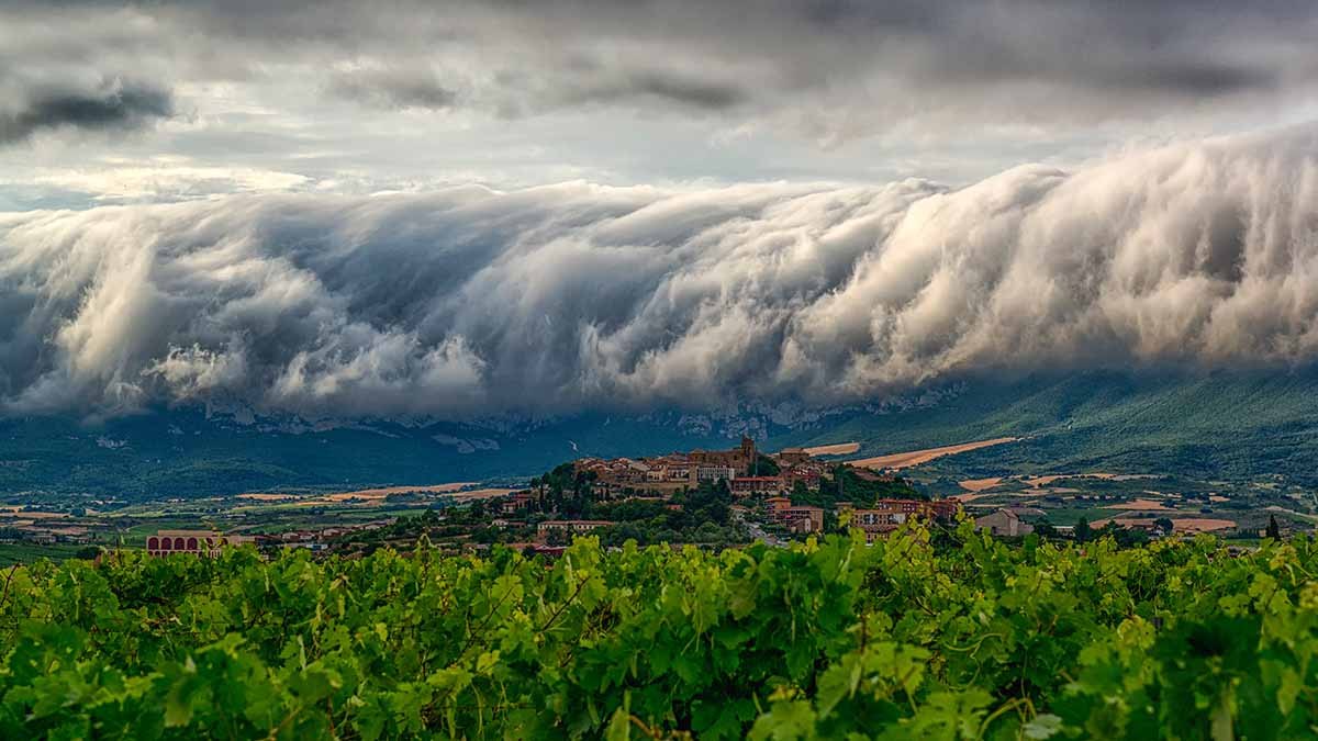 Clouds rolling in Bodegas Palacio