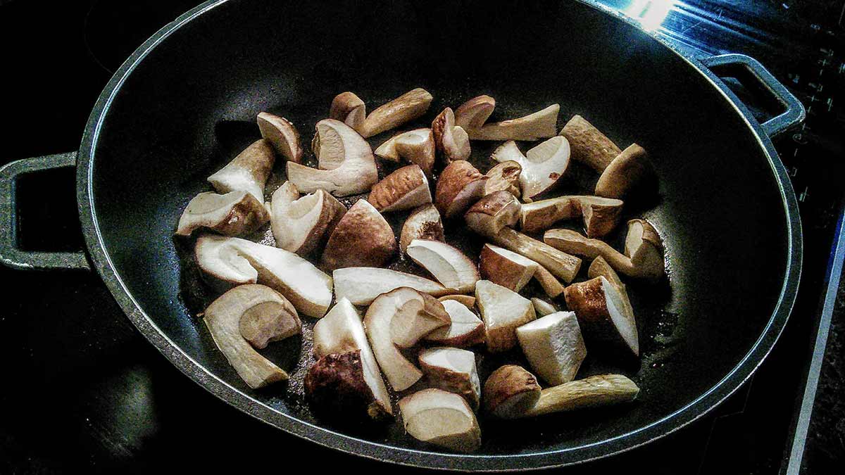 Julien divvied up the haul, prepared and cut my share, and cooked it briefly in olive oil before vacuum-packing it. The precious cargo came back south on the train with me the following day; risotto, pork loin and a pasta dish have been beatified with them since.